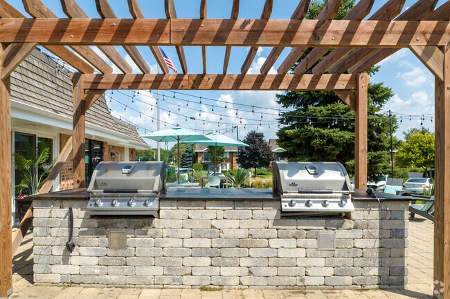 Building Photo - ReNew on Naper