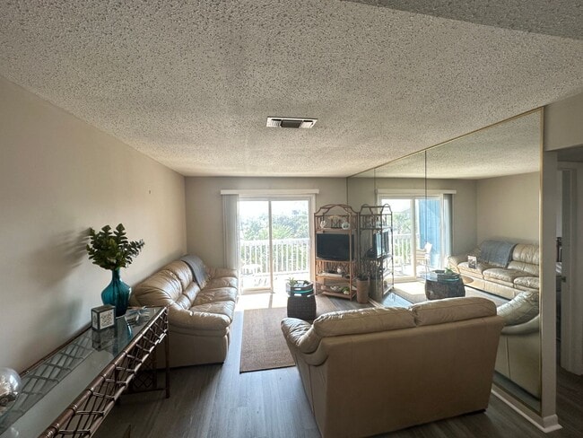 Building Photo - 1B/1B  Furnished Condo Across the Street from the Gulf of America!