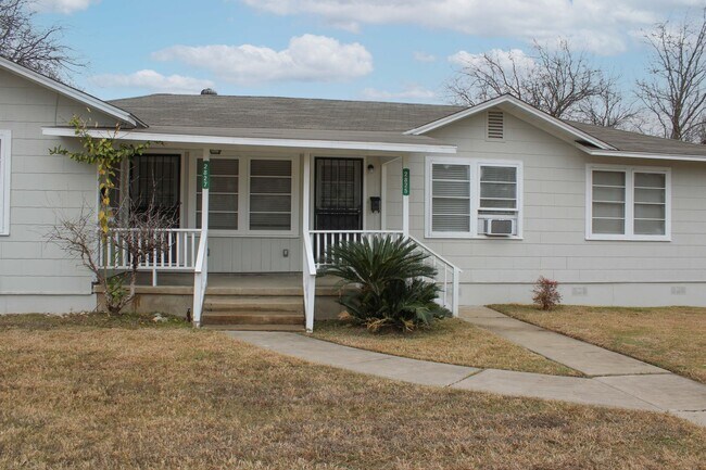Building Photo - 2825-2827 W Woodlawn Ave