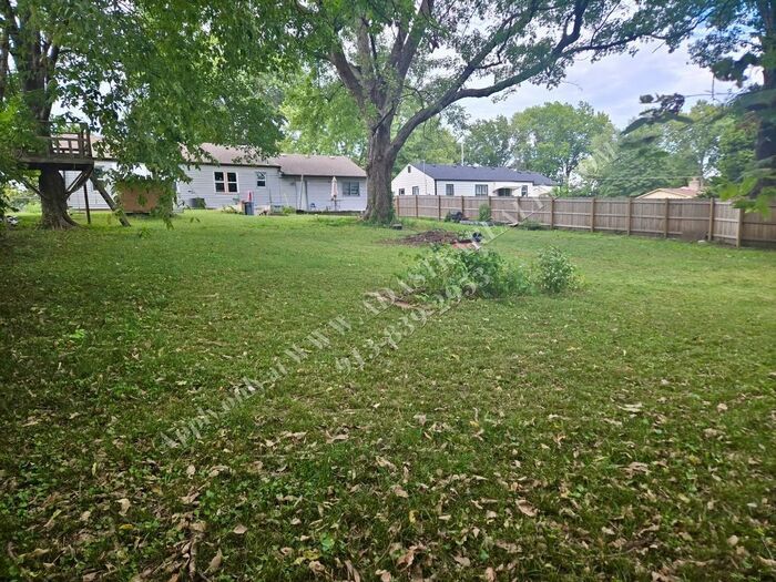 Foto del edificio - Charming 3 Bed 1 Bath Home with Large Yard & 2 Car Garage in Merriam-Coming SOON!!