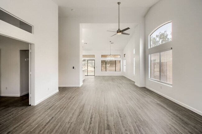 Foto del edificio - 1517 E Black Diamond Dr