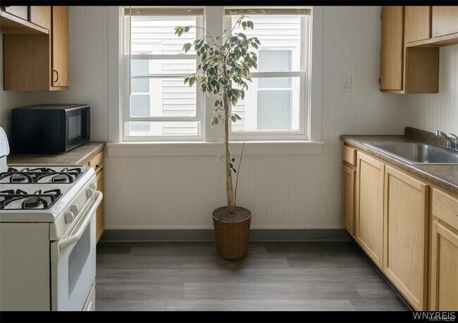 Foto del edificio - 196 Englewood Ave