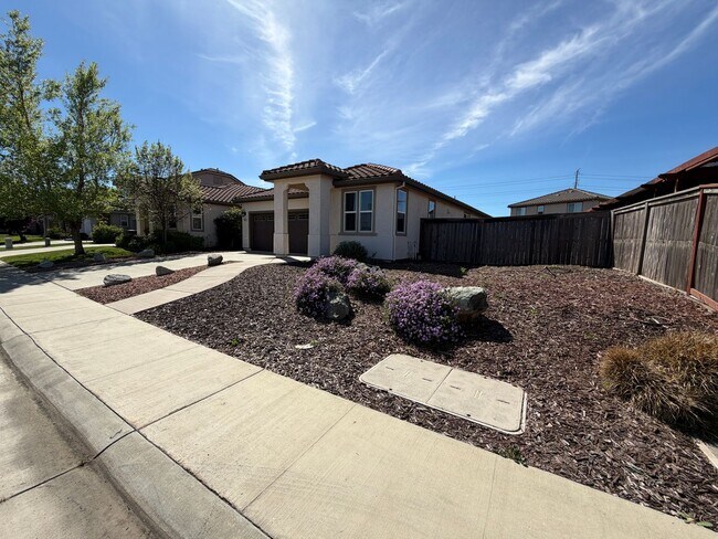 Building Photo - Beautifully Maintained Home