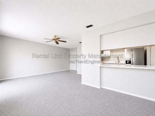 Foto del edificio - 2709 Hidden Lake Blvd