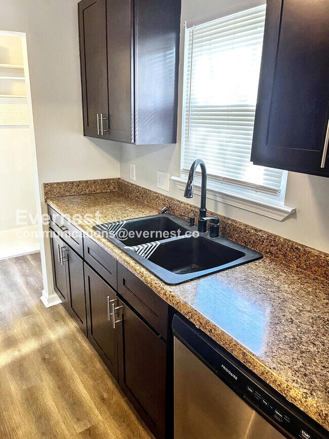 Foto del edificio - 3 Bed, 2 Bath Home with Deck / Pet-Friendl...
