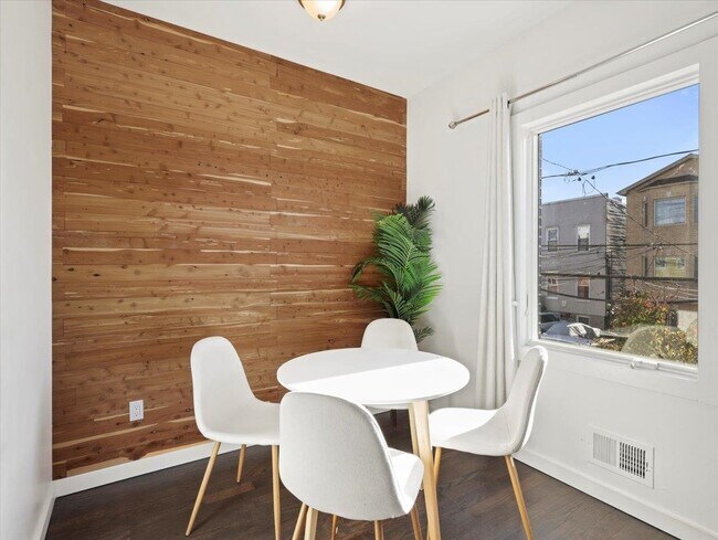Building Photo - 112 Zabriskie St