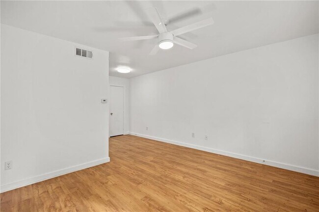 Building Photo - 404 W 35th St