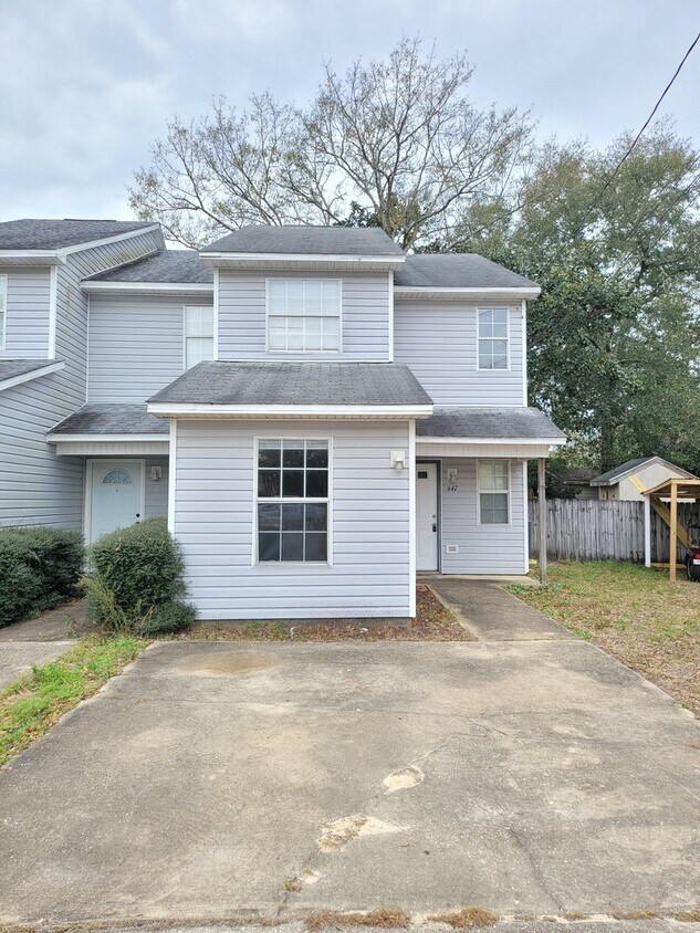 Primary Photo - 647 Virginia Oak Ct