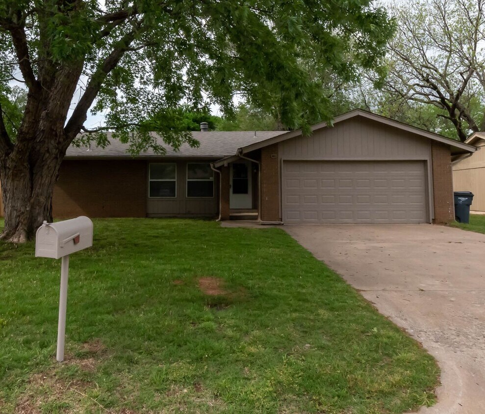 Foto principal - This Super Cute 3 Bed, 2 Bath, 2 Car Garag...