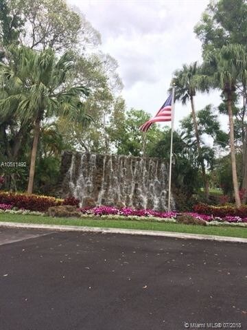 Foto del edificio - 16475 Golf Club Rd