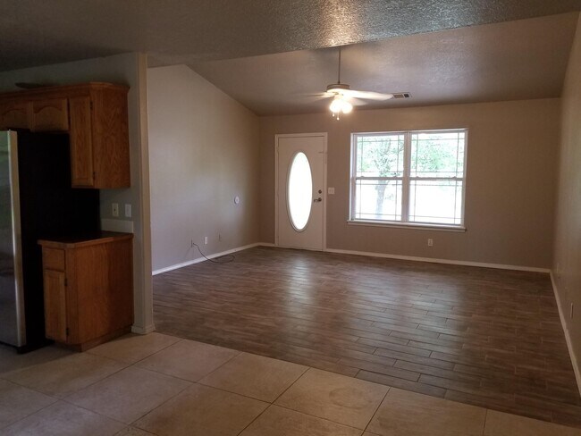 Building Photo - 2404 Daniel Dr