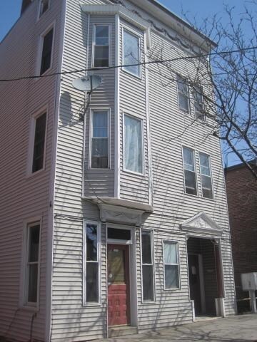 Primary Photo - 242 College St