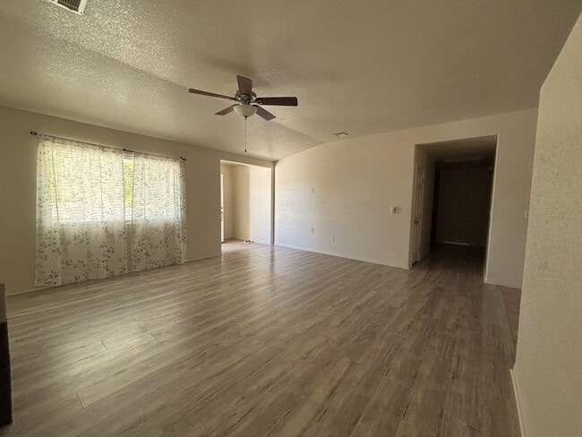 Foto del edificio - Spacoius Home Available Now!