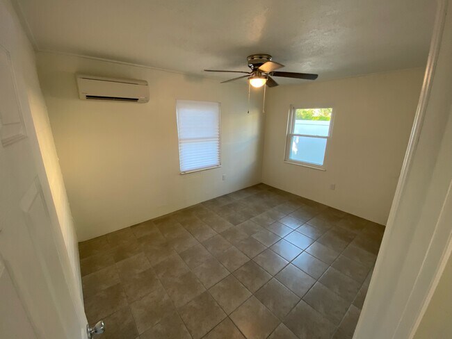 Building Photo - 813 Bentley St