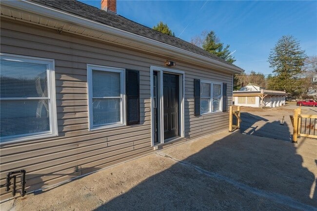 Building Photo - 670 Putnam Pike