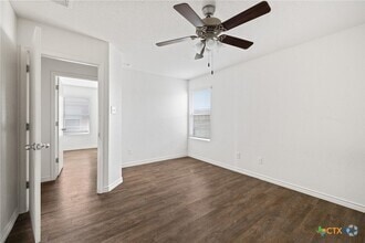 Building Photo - 903 Lasso Dr