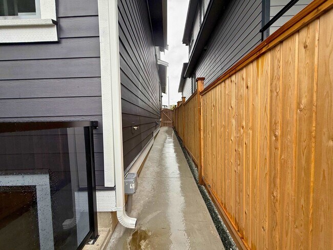 Photo du bâtiment - 16662-Basement-1617A 17a Ave