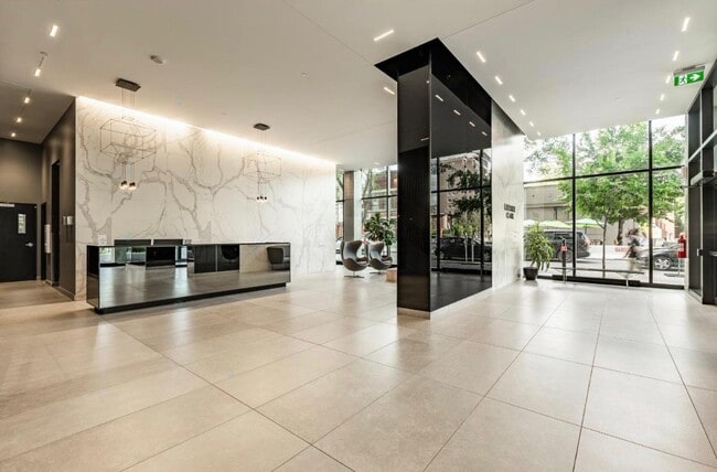 Building Photo - 1 Boul De Maisonneuve O