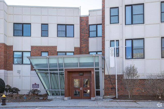 Entrada - Chestnut Hill Park Condominiums