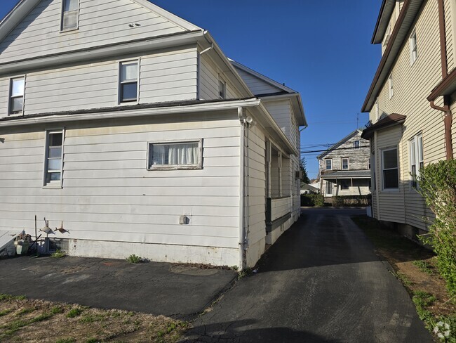 Building Photo - 504 Oak St