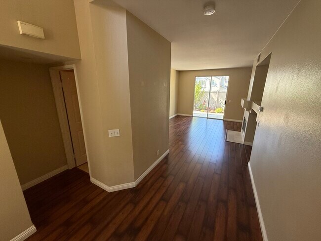 Foto del edificio - 748 North Siavohn Drive