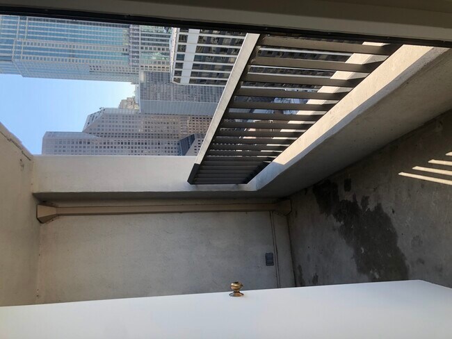 Foto del edificio - 1030 N State St