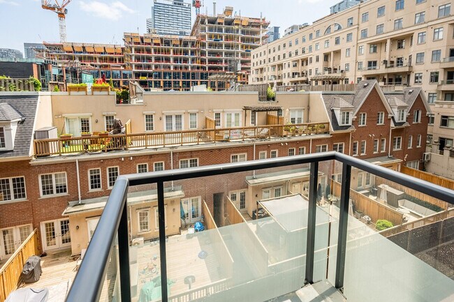 Building Photo - 560 Front St W