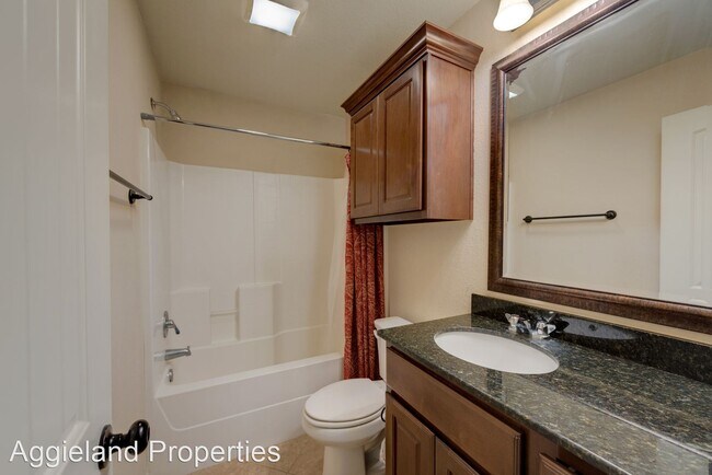 Building Photo - 5 br, 4 bath House - 713 Dominik