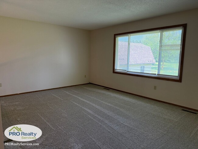 Building Photo - 3 Bedroom Home in Maple Grove