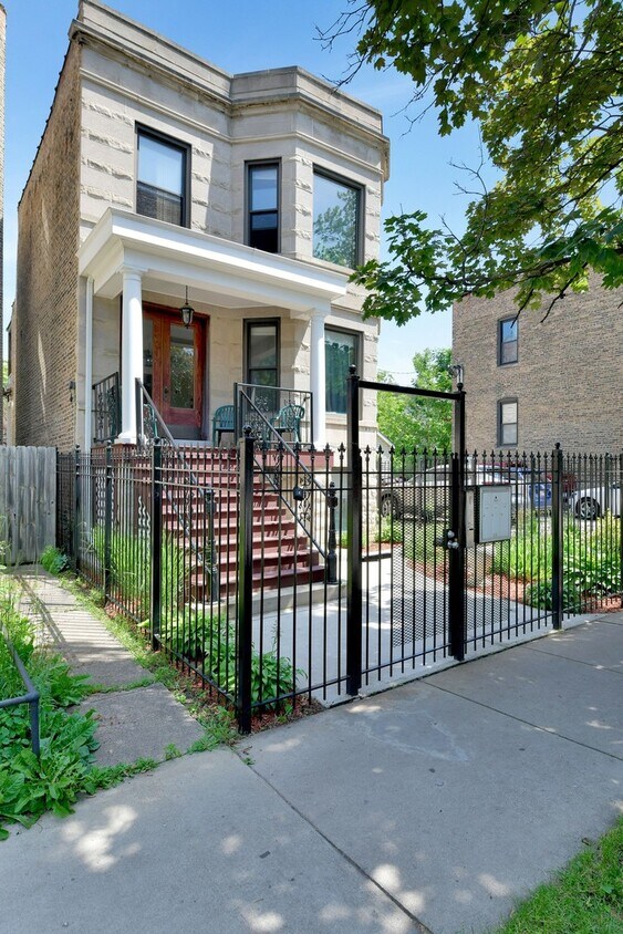 Foto principal - 3270 W Wrightwood Ave