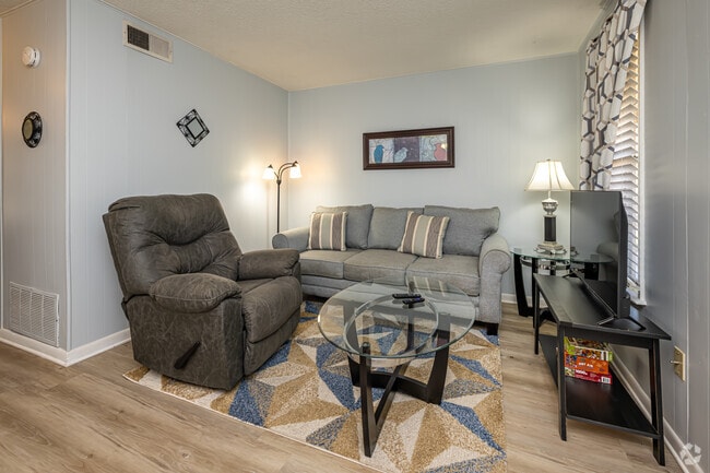 1BR, 1BA - 750SF - Living Room - Green Acres Apartments
