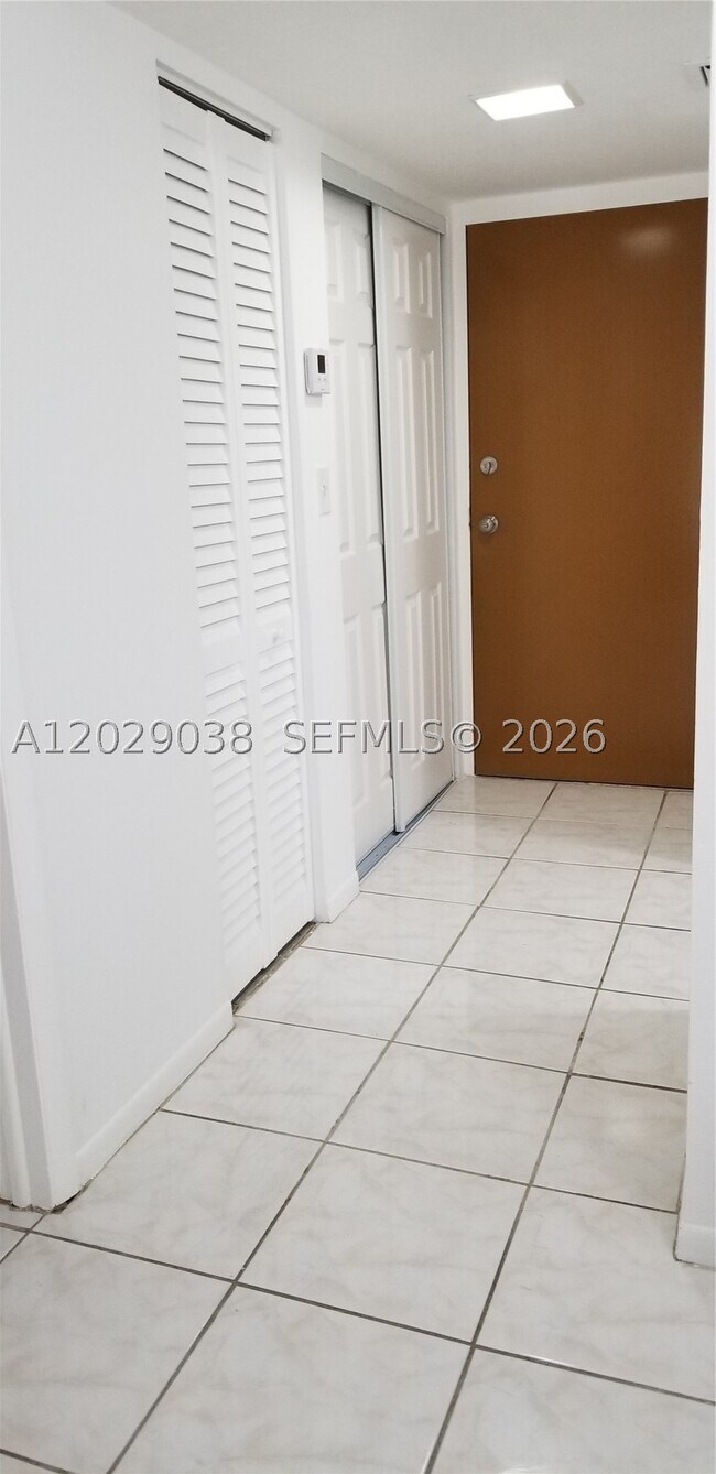 Foto del edificio - 14201 N Kendall Dr