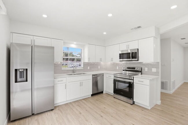 Building Photo - Stunning Remodeled 3BR Duplex in Oviedo with Modern Upgrades