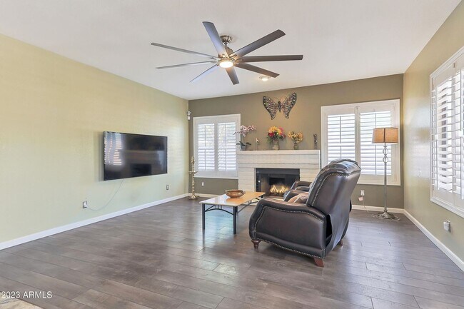 Building Photo - Location! Location!  5Bedrooms / 3Bathroom...