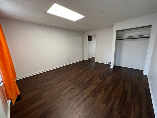 Family room - 625 E 21st St