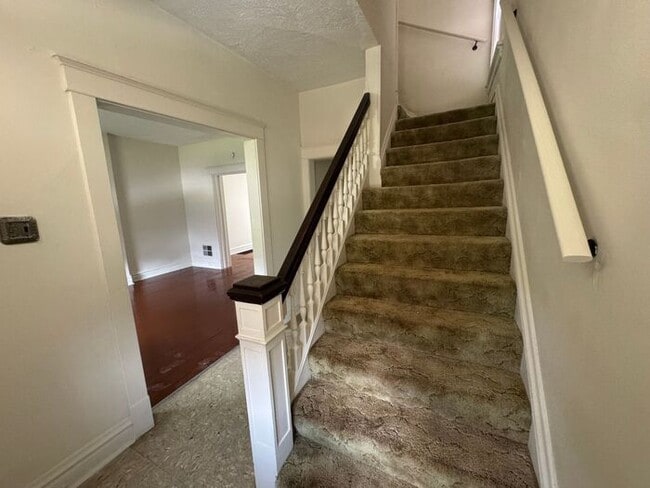 Building Photo - Delightful 3-bedroom, 1-bathroom single-fa...