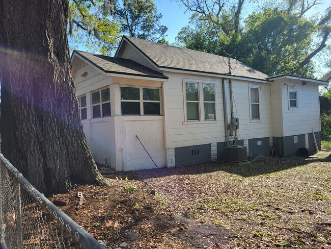 Building Photo - Fully Renovated 3/1 first floor single fam...