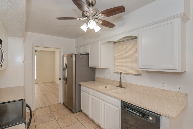 Building Photo - 5975 Townhouse Ln