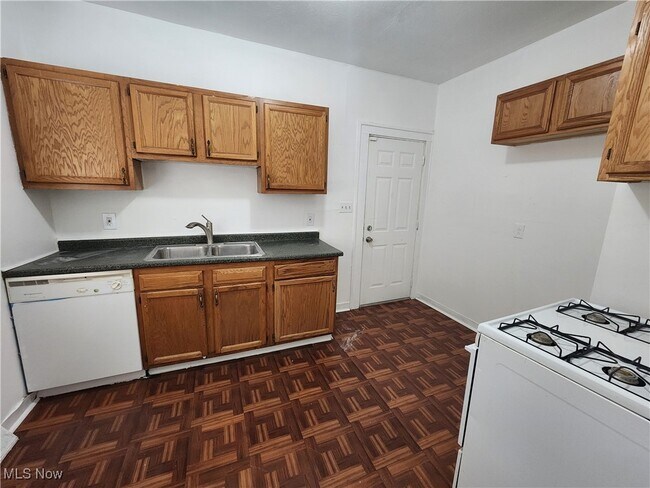 Building Photo - 1306 E 134th St