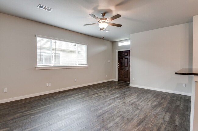 Foto del edificio - AVAILABLE NOW! GORGEOUS 3 BEDROOM DUPLEX L...