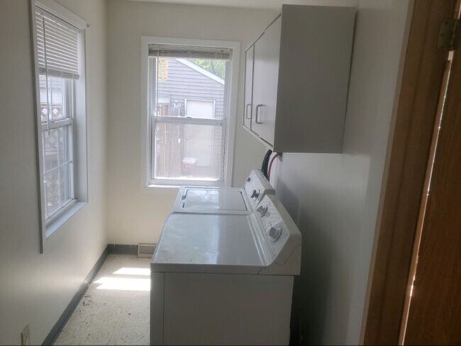 Foto del edificio - 2 bedroom home available in Loves Park