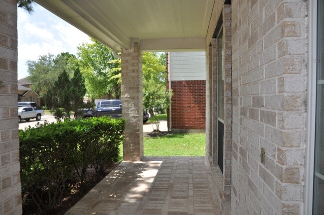 Building Photo - 2222 Drake Falls Dr