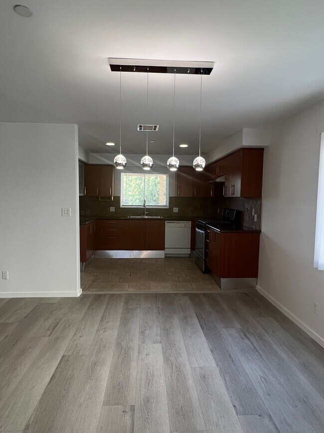 kitchen - 6452 Woodley Ave