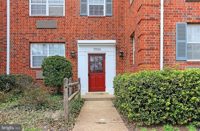 Building Photo - 1700 W Abingdon Dr