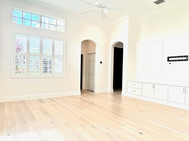 Building Photo - 129 Via Santa Cruz