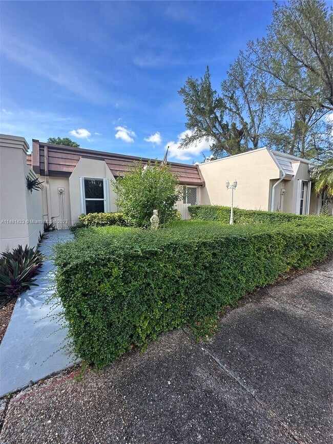 Building Photo - 7417 Twin Sabal Dr