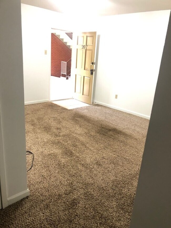 Foto del edificio - 2 Bed 1 Bath Apartment in Gated Community with Pool!