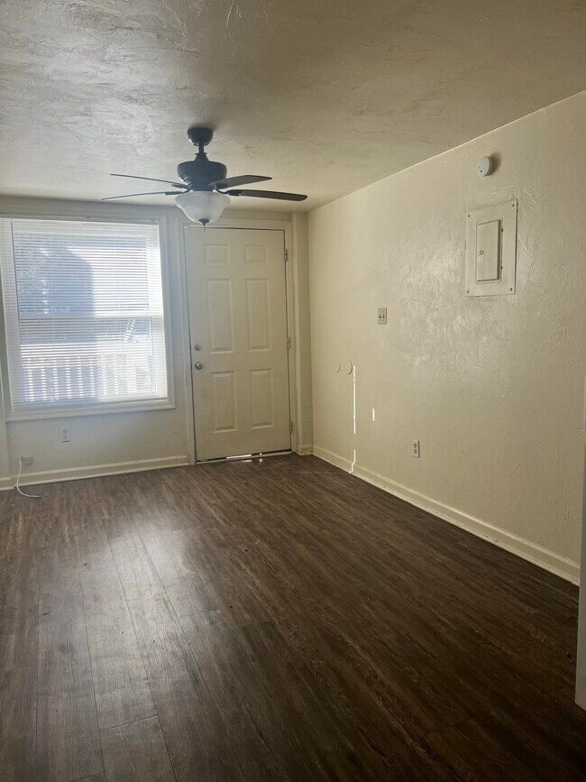 Foto del edificio - 1219 N Duval St