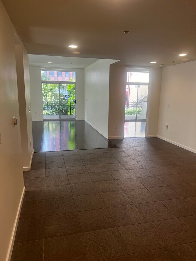 Foto del edificio - 10911 Wellworth Ave