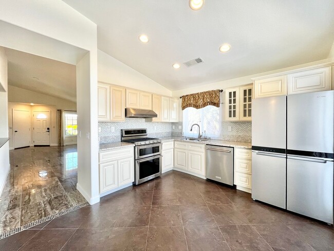 Building Photo - Gorgeous 3B 2BA Home w/ Canyon Views!